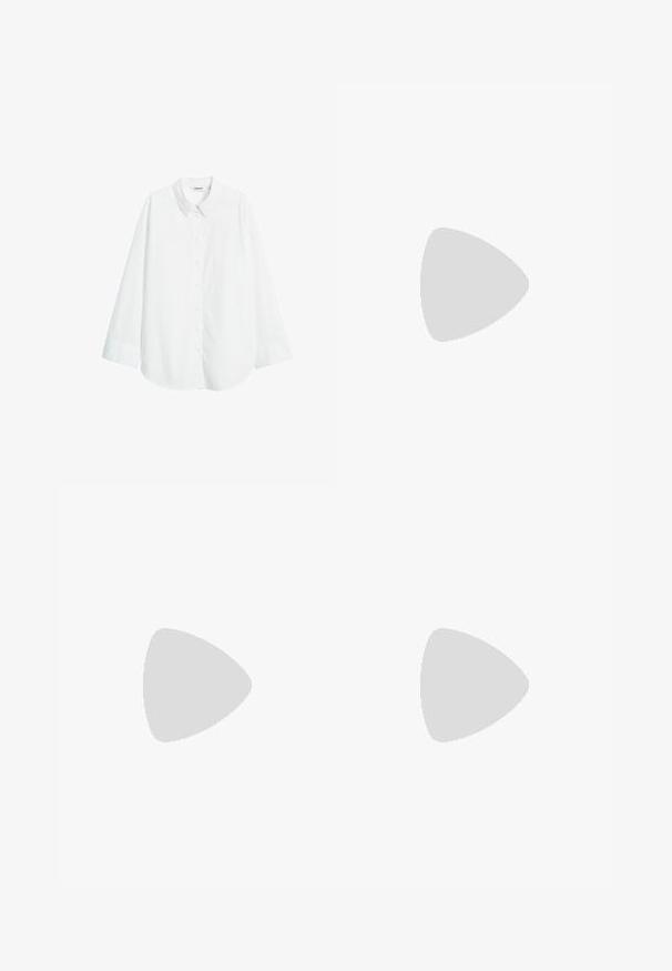 Witte langesleeve shirt van stof met een zachte textuur, voorzien van een knoopsluiting aan de voorkant en een klassieke kraag. Vloeiende pasvorm met rechte zoom.; Blauwe spijkerbroek met opgerolde mouwen, vooraan knoop- en ritsluiting en een vijf-pocket ontwerp.; Zwarte leren platte schoen met een ronde neus, voorzien van een zachte zwarte elastische band over de wreef. Gladde textuur en minimalistisch ontwerp.; Geweven bruin leren handtas met een afgeronde bovenhandgreep en een open silhouet, met een gestructureerd oppervlak en een strak, minimalistisch ontwerp.