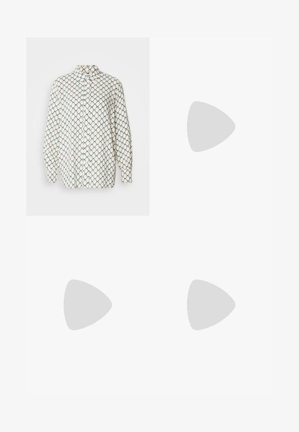 Camisa de manga longa em creme com um padrão geométrico azul. Apresenta um colarinho pontudo e fecho de botões na parte da frente. Textura de tecido suave.; Calças largas pretas com cintura alta, detalhes em botão na cintura e pregas frontais.; Mocassim em cabedal preto brilhante com sola plana, bico arredondado e uma faixa decorativa com um detalhe em tom dourado. Acabamento liso e cintilante.; Bolsa estruturada branca com alças curtas e uma alça de ombro, com detalhes em hardware dourado e material texturizado, exibida contra um fundo cinza.