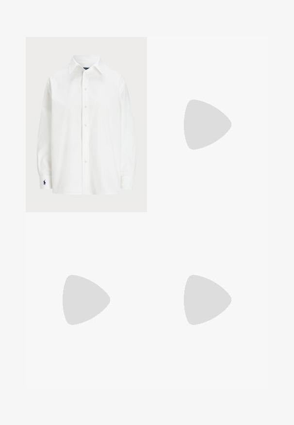 Bela bombažna srajca z dolgimi rokavi s prikazanim ovratnikom, sprednjim gumbom in modrim izvezenim logotipom na manšeti. Gladka tekstura, običajen kroj.; Široke jeans hlače v off-white denim tkanini. Visok pas z gumbnim zapiranjem, dvema sprednjima žepoma in detajli kontrastnega šivanja.; Bež visoke sandale s kvadratnim nosom, tankim trakicama okoli gležnja in blok peto. Gladka usnjena tekstura s podrobnostjo v zlati barvi.; Kremasta usnjena torbica s ukrivljeno obliko, ki vključuje zlati kovinski del. Trak je pritrjen z kovinskim sponko.