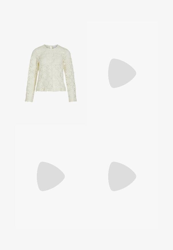 Top bianco a maniche lunghe realizzato in tessuto testurizzato con ricami floreali. Presenta un colletto rotondo e una chiusura a chiave sulla schiena.; Jeans in denim a gamba larga in un lavaggio blu chiaro. Presentano una chiusura con zip e bottone, e un leggero sbiadimento per un effetto usurato.; Mocassini platform neri in pelle con punta arrotondata e fascia larga sulla tomaia. Presentano un tacco spesso e quadrato e una texture liscia.; Donna con lunghi capelli scuri, vestita con un completo nero, che porta una borsa a tracolla in pelle nera, mentre guarda oltre la spalla su uno sfondo bianco.; Orecchini a cerchio in argento con un design minimalista. Forma circolare, superficie liscia e profilo sottile. Leggeri con una finitura lucida.