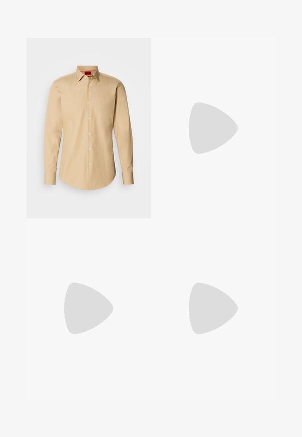Beige skjorte med knappelukking laget av glatt stoff, med klassisk krage, lange ermer, og subtil tekstur med hvite knapper.; Hvit t-skjorte med korte ermer og blå og grønne flamme-stil "HUGO" tekst over brystet, rund halslinning og blå etikett på innsiden.; Sorte bukser laget av glatt stoff, med rette ben, knappelukking og en klassisk design som passer til både formell og uformell bruk.; Sorte skinnloafers med rund tå, detalj med frontstropp og lav gummisåle. Har diskret søm og en bakre trekkstropp.