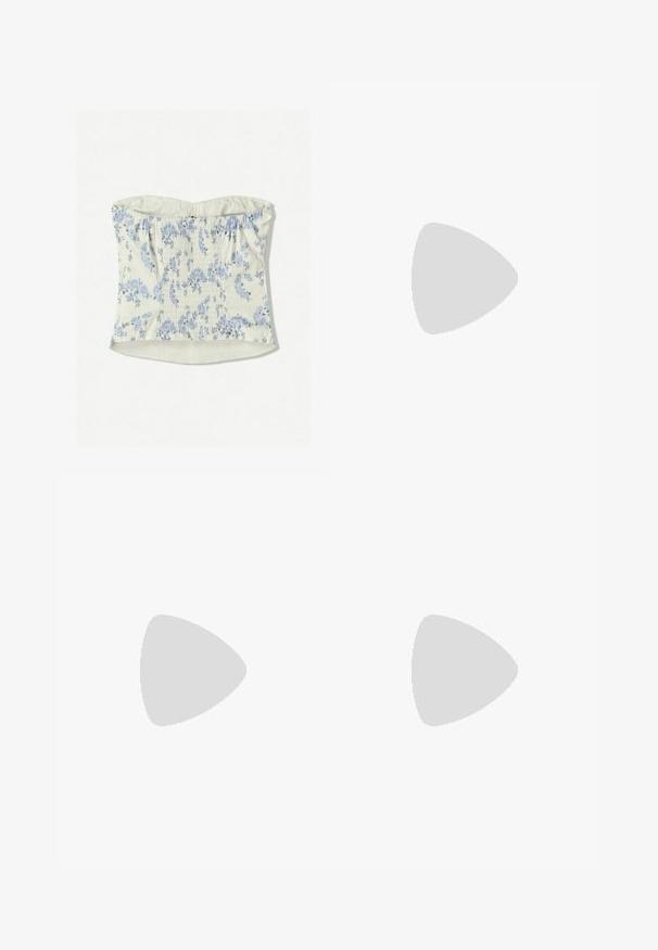 Ärmelloses Top mit Floralprint in hellem Creme mit blauen Blumen. Verfügt über gerüschte Stoffdetails in der Mitte und einen geraden Saum.; Weiße, weit geschnittene Hose aus leichtem Stoff, mit einem Kordelzugbund, zwei Fronttaschen und schlichten metallischen Details.; Schwarze Sandale mit Riemchen, quadratischer Zehenform und niedrigem Blockabsatz. Verfügt über mehrere dünne Riemen und einen verstellbaren Knöchelriemen. Hergestellt aus glattem Leder.; Schwarze Leder-Crossbody-Tasche mit glatter Textur, rechteckiger Form und metallic-kettendetail auf der Vorderseite. Verstellbarer Gurt inklusive.; Silberne Tropfenohrringe mit einem quadratischen Stecker, die eine glatte, polierte Oberfläche und eine Tropfenform aufweisen, die Licht mit einer glänzenden Oberfläche reflektiert.