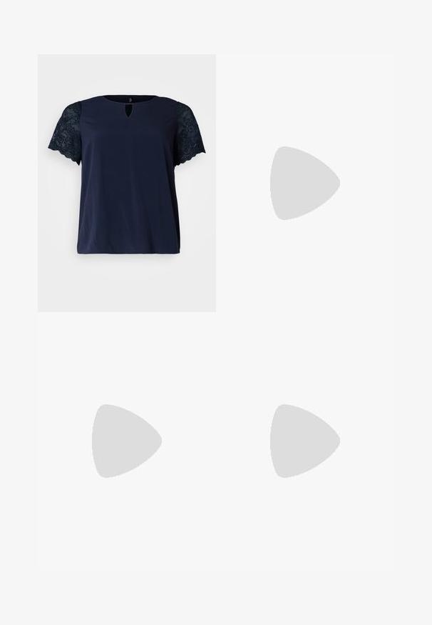 Vero Moda Curve VMCRUSK V NECK  - Camiseta estampada - navy; Pantalones de punto acanalado azul marino con una cintura elástica, diseño de pierna recta y una textura suave. Tela ligera y lisa sin herrajes visibles.; Sandalia de tacón metálico plateado con diseño de tiras en T, hebilla ajustable en el tobillo y tacón cuadrado, que presenta una superficie lisa y reflectante.; Pendientes de aro de plata con un acabado suave y pulido. Forma redonda, diseño ligero, con un mecanismo de cierre seguro.