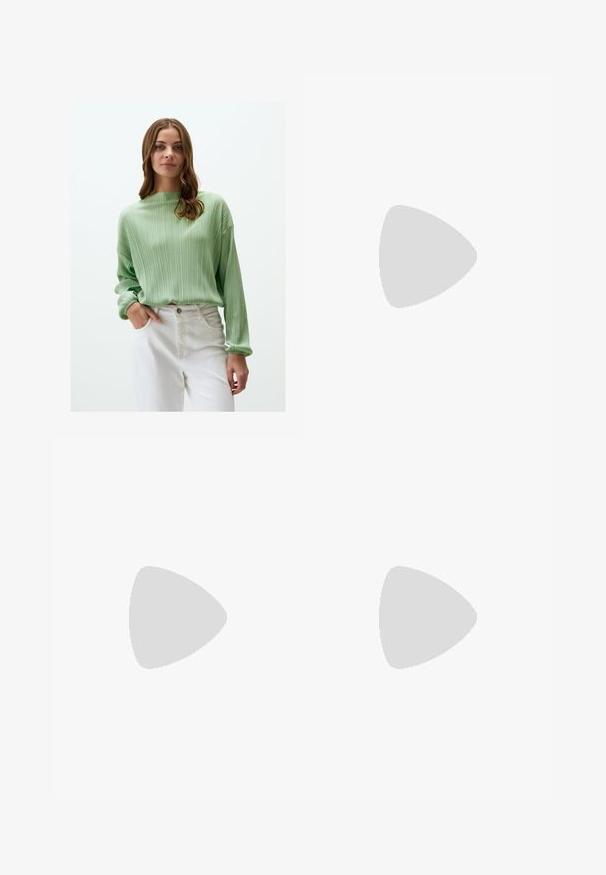 Maglione verde a coste con scollatura ampia e maniche lunghe, abbinato a pantaloni bianchi a vita alta. Texture liscia e vestibilità rilassata.; Jeans ampi di colore blu scuro con vita alta, dotati di risvolti, cuciture a contrasto e design a cinque tasche. Realizzati in tessuto denim.; Décolleté bianco con punta affilata, caratterizzato da una tomaia liscia, sottili aperture e un tacco a blocco basso. La suola nera esalta il design.; Borsa a tracolla nera in pelle con una forma curva, manico rimovibile e accessori dorati. La borsa presenta una patta con un dettaglio a fibbia.