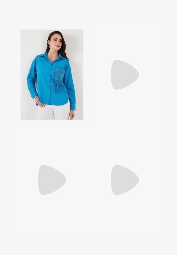 Camicia abbottonata blu con texture, dotata di una tasca in pizzo con bordatura di perline. Le maniche lunghe e il colletto completano il design.; Due magliette smembrate: una azzurro chiaro e una bianca. Ognuna presenta un collo rotondo e una silhouette aderente, enfatizzando la texture del tessuto.; Jeans in denim azzurro chiaro con vita alta, gamba affusolata, cinque tasche e chiusura con un solo bottone. Tessuto testurizzato con lievi scoloriture.; Ballerine in pelle rosa chiaro con punta arrotondata, piccolo tacco marrone e un fiocco decorativo nella parte anteriore. Texture liscia e design semplice.