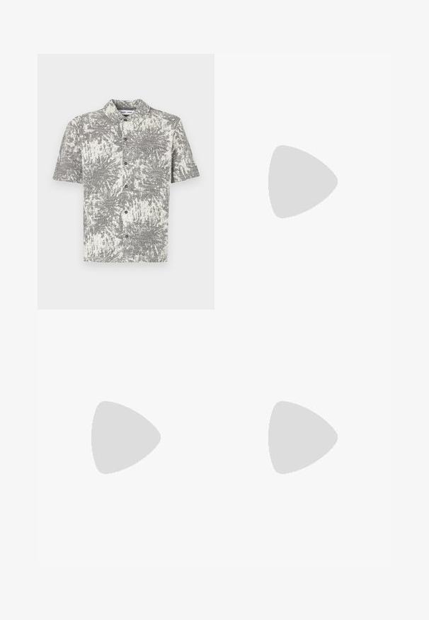 Camisa de botões de manga curta com padrão abstrato em preto e branco. Apresenta gola e botões frontais, feita de tecido leve.; Camisa de algodão branca de mangas longas com decote redondo, fendas laterais na parte inferior e uma textura suave, mostrada de trás.; Calças de ganga azul claro com um design de perna reta, cinco bolsos, fecho de botão, desgaste mínimo e detalhes de costura em contraste.; Sapatilha branca com um cabedal em couro liso e de perfil baixo. Apresenta um bico redondo, seis ilhoses e uma sola de borracha texturizada.