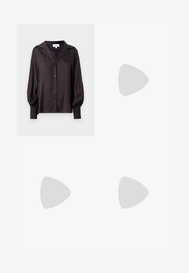 Maisonêtre Blusa - black; Maisonêtre Pantalones - black; Sandal de tacón alto en color nude con una delgada correa en el tobillo, punta abierta, cuero suave y un tacón elegante y afinado. Diseño minimalista con detalles en dorado.; Lancel SMALL ANGELE - Bolso de mano - mustard