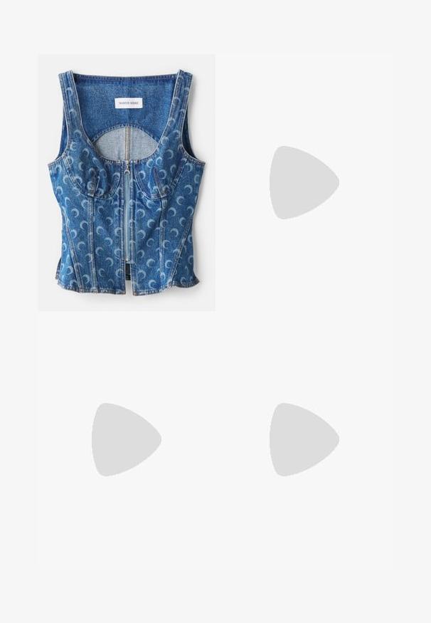 Top corto in denim con zip frontale, dettagli di cuciture curve e un motivo a mezzaluna ripetuto in azzurro chiaro su una base blu scuro.; Pantaloni larghi in denim scuro con vita alta, dotati di chiusura frontale con bottone, due tasche laterali e dettagli di cucitura.; Mule con tacco aperto di colore marrone, con una finitura liscia e opaca, caratterizzate da un design curvo e un tacco trasparente e affusolato.; Occhiali da sole rotondi con tonalità marrone, montatura lucida color bordeaux. Aste sottili con un sottile dettaglio del marchio. Design delle lenti piatte.; Borsa a tracolla in pelle marrone con doppie cinghie, forma arrotondata, accessori in oro e un dettaglio con fibbia centrale. Texture liscia con rifiniture cucite.