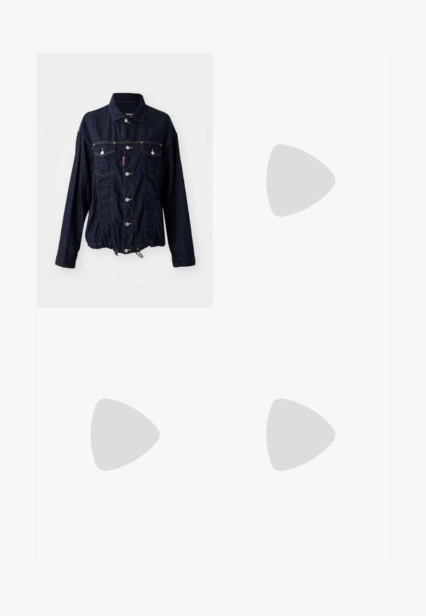 Tummansininen farkkutakki, jossa on kaksi rintataskua, hopeiset napit, säädettävä nyörihelma ja erottuvat ompeluyksityiskohdat.; Valkoiset korkeavyötäröiset suorat housut, joissa on etupainike, vetoketjukiinnitys, vyönlenkit ja sivutaskut yksinkertaisella taustalla.; Kerman kärjellinen nilkkapumppu ohuella etuhihnalla ja korukoristeisella nilkkahihnalla valkoisella taustalla.; Beige pehmeä käsilaukku, jonka muoto on kaareva ja se on valmistettu pehmeästä tekoturkista. Sen mukana tulee musta nahkakahva, jossa on metallisia yksityiskohtia.