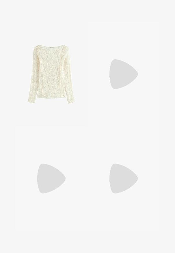 Langærmet blonde top i off-white, med et struktureret blomstermønster, bred udskæring og en let løs pasform, samt sideslids ved kanten.; Hvide, brede cropped bukser med en glat overflade, der har en flad front og ingen synlige lukninger eller lommer.; Flade sandaler med en lys gummisål, designet med tre overlappende hvide læderremme og en lille sløjfe detalje i midten.; Beige læder skuldertaske med en halvmåneform, glat overflade og et enkelt buet håndtag. Har en lynlåslukning og pæne syninger.