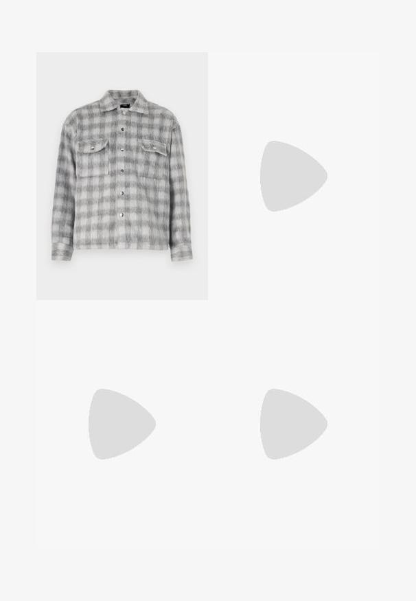 Grijze en witte geblokte flanellen overhemd met een zachte textuur, voorzien van een knoopsluiting aan de voorkant, twee borstzakken en lange mouwen.; Drie witte geribde tanktops van katoen. Kenmerken zijn een ronde hals en kleine zwarte labels nabij de zoom. Verkrijgbaar in meerdere maten.; Zwarte sportbroek met een elastische tailleband, gemaakt van gladde stof, met subtiele zijnaad en een relaxte pasvorm, recht gesneden.; Zwarte leren Chelsea boots met getextureerde elastische zijpanelen, een gele lus en een duurzame, geprofileerde zool. De achtergrond heeft een gele gradient.