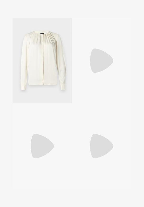 Ilgų rankovių bliuska iš off-white šilko. Sukurtas apvalus iškirpimas, švelnūs raukšlės ant pečių ir mygtukinės rankogaliai. Sklandus paviršius ir minimalistinis dizainas.; Šviesiai mėlynos džinsinės kelnes platėjančios apačios, aukštu liemeniu, su dviem saga ir priekinių kišenių detalėmis. Medžiaga turi išblukusį tekstūrą su subtiliais skirtumais.; Juodas odinis aukštakulnis batelis su smailiu pirštu ir lygiu paviršiumi, su lieknu kulnu ir minimalistiniu dizainu.; Juodas blizgučių mini rankinukas su mazguotu tekstūruotu dirželiu ir sidabro grandine. Suapvalinta forma su susiraukšlėtopu ir atspindinčiomis detalėmis.