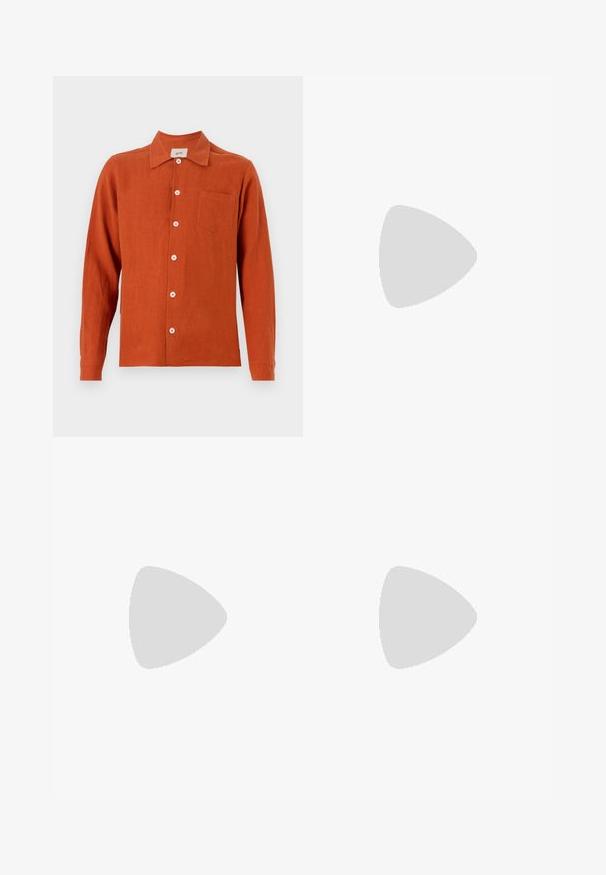 Camicia a maniche lunghe di colore ruggine in tessuto leggero. Presenta una chiusura frontale con bottoni, colletto e una tasca sul petto.; Maglietta bianca in cotone con maniche corte, scollatura rotonda, vestibilità comoda e senza loghi o motivi visibili. Texture liscia e design minimale.; Pantaloni neri con design a pieghe sul davanti, realizzati in tessuto morbido. Presentano una chiusura con bottone e passanti per cintura; vestibilità a gamba dritta.; Sneaker bianco in pelle con chiusura a lacci, superficie testurizzata e una robusta suola in gomma bianca con un bordo seghettato per migliorare la presa.