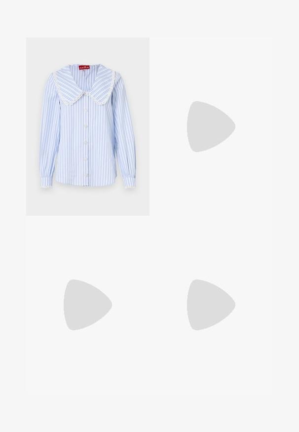 Camicia a righe blu chiaro con un ampio colletto in pizzo bianco, bottoni decorativi e polsini elasticizzati. Realizzata in tessuto con una texture liscia.; Jeans a gamba larga di denim blu scuro con vita alta, caratterizzati da cuciture arancioni, design a cinque tasche e chiusura con bottone.; Sneaker bassa bianca con tassello nero sul tallone, suola a piattaforma, lacci e logo "CK" di Calvin Klein sul lato.; Orecchini a cerchio in argento con una finitura liscia e lucente. Forma arrotondata, design leggero, con chiusura a perno.