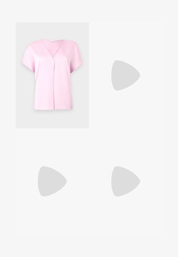 Gaiši rozā blūze ar V veida kakla izgriezumu, kapu piedurknēm un priekšējo krokām. Izgatavota no gludas auduma, ar brīvu piegriezumu. Nav redzamu detaļu.; Melni augsta jostas šorti ar pogu un rāvējslēdzēju, priekšējām kabatām un izplestām kājām, nolikti uz balta fona.; Navy zilo apavi ar strukturētu auduma augšdaļu, baltu platformas zoli, noapaļotu pirkstu daļu un melnu papēža akcentu. Iekļautas sešas acs caurumi šnuķēšanai.; Melnas ādas rokassoma ar izliekta formu, noņemamu siksnu un zelta aksesuāriem. Somai ir vāciņš ar sprādzes detaļu.