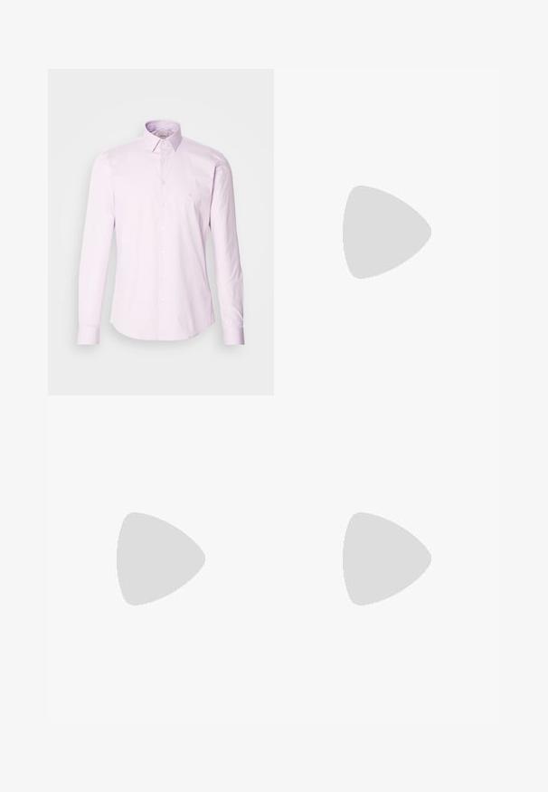 Camisa de botones de manga larga en rosa claro, fabricada en algodón, con un cuello clásico, tapeta de botones en la parte delantera y un pequeño logo en el pecho.; Jeans de mezclilla negra con un diseño de pierna recta, cinco bolsillos, cierre de botón de metal y detalles de costura sutiles. Textura suave y color sólido.; Botín negro de cuero hasta el tobillo con puntera afilada, detalles de costura mínimos, tacón de bloque de altura media y un acabado suave y pulido.; Gafas de sol rectangulares negras con lentes oscuros, marco de plástico grueso, acentos dorados en las patillas y logotipo de la marca grabado en el brazo.