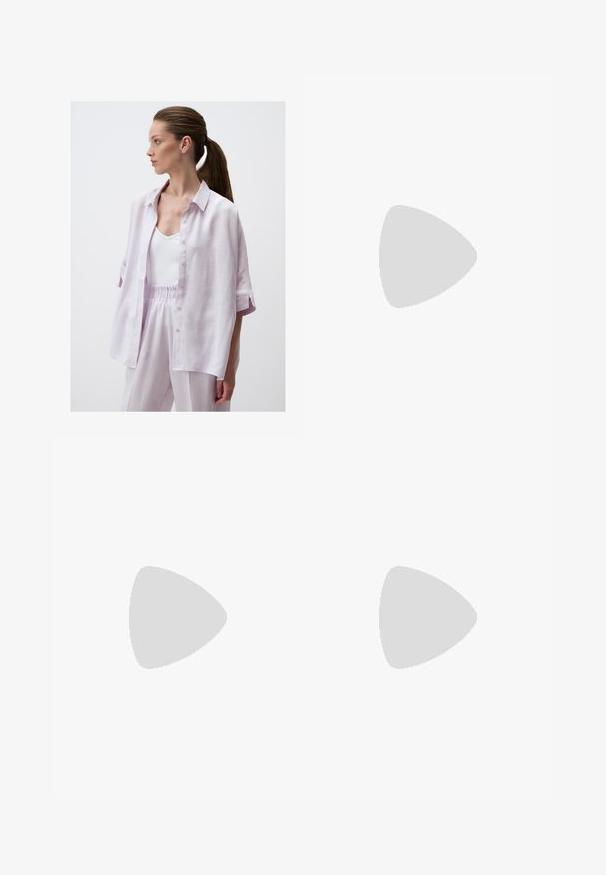 Jimmy Key LOOSE FIT THREE QUARTER SLEEVED SLIT - Overhemdblouse - lilac; Zwarte op maat gemaakte blazer met gouden knopen en een ceintuur in de taille, gecombineerd met een vloeiende witte geplooide rok. Witte hakken maken de outfit compleet.; Zwarte leren hoge hak slingback schoen met spitse neus, voorzien van een dunne hak en een verstelbare enkelband met een gouden gesp.; Zwarte plastic zonnebril met groene lenzen, met een ovale vorm en gouden logo detail op de veren. Gladde textuur en glanzende afwerking.; Zwarte leren handtas met een textuurafwerking, strak ontwerp, korte schouderband en een gouden logo-accent. Vastgehouden tegen een achtergrond van een lichte stof.