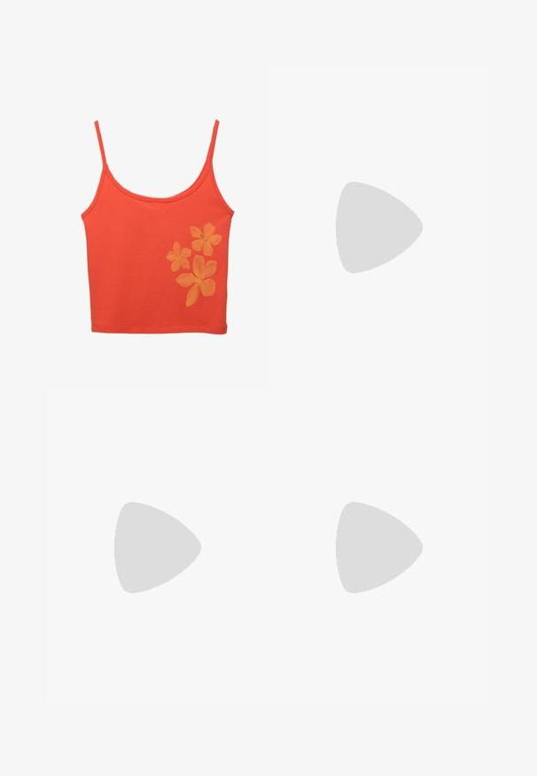 Top in cotone color corallo, con tre motivi floreali gialli sul lato sinistro e spalline sottili.; Gonna di jeans scuri con alta vita, dotata di due tasche anteriori, chiusura a bottoni e cuciture a contrasto lungo i bordi.; Stivale alla caviglia in pelle marrone con punta affusolata, design morbido e tacco conico. Superficie liscia senza motivi o accessori aggiuntivi.; Occhiali da sole neri con lenti ovali, montatura in plastica lucida e stecche sottili. Presentano il logo Ray-Ban in bianco sul lato.; Borsa a mano in pelle nera con manici intrecciati, superficie testurizzata, tasca frontale con zip e dettagli decorativi in frange. Forma compatta e ben strutturata.