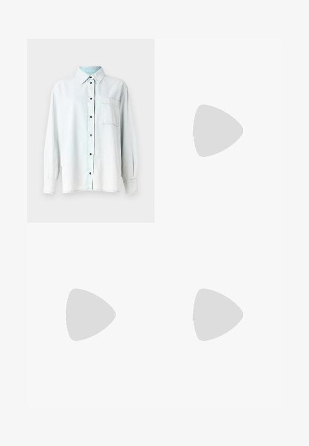 Chemisă din denim de culoare albastru deschis, cu mâneci lungi, guler ascuțit, închidere cu butoane în față, un buzunar pe piept și butoane maro. Textură moale, spălare ușor decolorată.; Pantaloni negri din piele ecologică cu croială largă, cu cusături albe, buzunare frontale și un nasture aurie la talie.; Balerini din piele neagră, cu vârf rotund, textură netedă, detalii de cusătură minimale și un design al tălpii flexibil.; Geantă de piele maro cu închidere tip capac, accesorii de culoare aurie, curea de umăr și o textură netedă. Formă compactă și rectangulară.