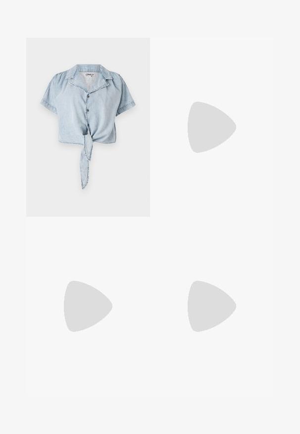 Világoskék rövid ujjú cropped farmering, gombos elejével, gallérral és deréknál megkötős részlettel. Enyhén kopott textúra és látható varrások.; Tejbézs széles lábú nadrág, szabott kialakítással, két elülső zsebbel és egyetlen elülső gombos záródással, sima anyagból készült.; Fekete lakk magas sarkú szandál két csatos pánttal, négyzet alakú orral és tömzsi blokk sarokkal, sima, fényes felülettel.; Fekete bőrtáska ívelt formával, levehető pánttal és arany színű fémrészekkel. A táskán egy csattal díszített fedél található.