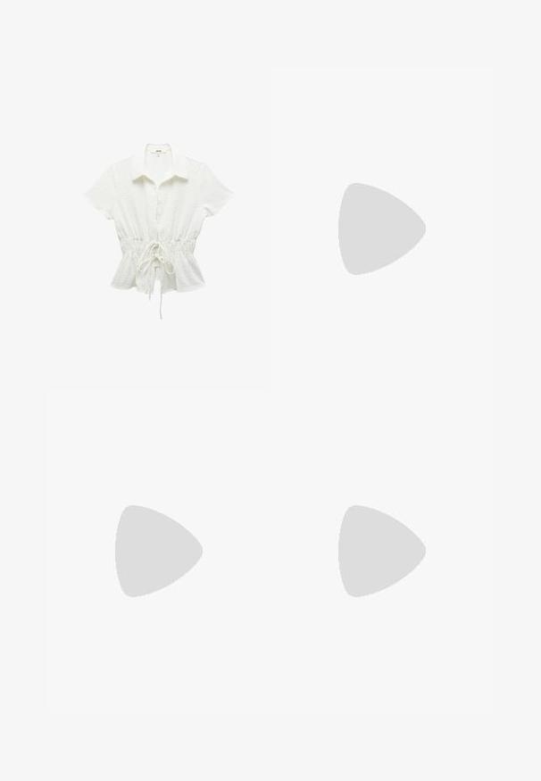 Blusa bianca a maniche corte con colletto, vita con cordoncino, tessuto testurizzato e sottili motivi a pois in tutta l'ammirazione. Bottoni sulla parte anteriore.; Pantaloni neri a gamba larga con vita alta, dettagli con bottoni in vita e pieghe frontali.; Scarpe in pelle nera stringate con una texture liscia, punta rotonda e suola in gomma spessa, abbinate a jeans scuri cropped.; Borsa nera con forma strutturata, texture liscia e una chiusura metallica. Abbinata a pantaloni neri larghi e sandali open-toe su un pavimento in legno.