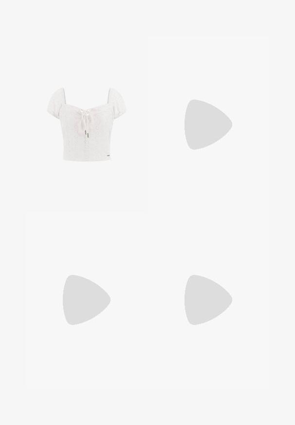 Top din bumbac alb, cu manșete bufante, detalii tip eyelet și un nod frontal. Prezintă un corset ajustat și un accent decorativ cu logo.; Jeans din denim albastru deschis, cu fason evazat și talie înaltă, având două butoane și buzunare frontale. Materialul are o textură decolorată cu variații subtile.; Pantofi cu toc înalt bej, dintr-un material texturat ce prezintă un model repetitiv. Design cu vârful ascuțit, cu un accent la spate și detaliu auriu pe toc.; Geantă mini neagră cu paiete, cu un umar texturat înnodat și un lanț argintiu. Formă rotundă cu partea de sus adunată și detalii reflectorizante.