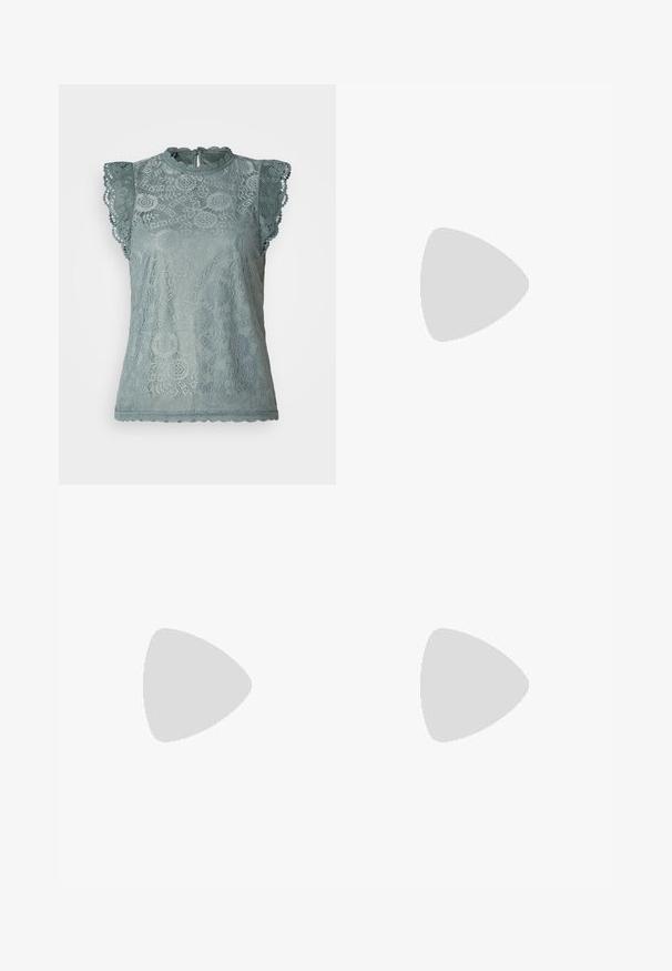 Pieces PCOLLINE  - Topper - chinois green; Sorte plisserte bukser med elastisk midje. Har vide ben og et glatt, strukturert stoff med vertikale striper.; Svarte patentlær slingback hæler med spiss tå og geometrisk blokk hæl. Har et stilrent, minimalistisk design og jevn tekstur.; Svart lær tote bag med glatt tekstur, rektangulær form og to lange håndtak. Ingen synlige deler eller dekorasjoner.