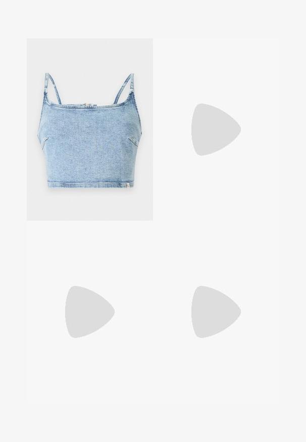 Svetlomodrý denimový crop top s tenkými nastaviteľnými ramienkami, s predným zipsom a hladkou textúrou, navrhnutý pre obopnutý vzhľad.; Plisovaná biela sukňa s čiernym elastickým pásom s logom "LACOSTE". Sukňa je stredne dlhá a má mäkkú textúru.; Biele kožené tenisky s hrubou bielou podrážkou, čiernym zamekom na päte a vyrazeným logom na boku. Šnurovací dizajn so šiestimi očkami.; Čierne oversized slnečné okuliare s geometrickým tvarom, s tmavými šošovkami a kontrastným šedým detailom na ráme. Logo na mostíku.