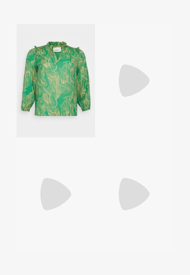 Blusa verde com um padrão de folhas em bege, com decote bufante e mangas longas, feita de um tecido leve.; Calças largas pretas feitas de um tecido suave. Apresentam uma cintura elástica com cordão, linhas limpas e sem padrões ou detalhes visíveis.; Bota de tornozelo em pele patinada bordeaux com bico pontiagudo e um salto agulha slim, apresentando uma textura lisa e brilhante e um design minimalista.; Óculos retangulares pretos com lentes transparentes, apresentando bordas arredondadas e detalhes laterais, com um acabamento brilhante na armação e nas hastes.