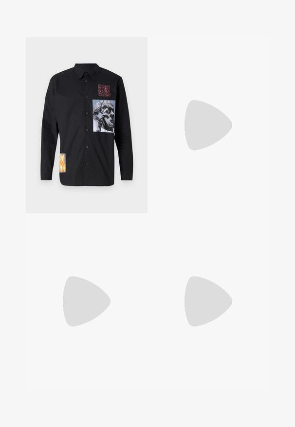 Camisa de manga larga negra hecha de algodón. Presenta múltiples parches de tela con gráficos, incluyendo una calavera y diseños abstractos.; Jeans de mezclilla en azul oscuro con detalles desgastados y deslavados. Presentan un diseño clásico de cinco bolsillos, cremallera y cierre de botón de metal.; Zapatillas Lacoste en gris oscuro con material de malla y sintético, que cuentan con una suela texturizada y detalles en marrón en el cuello y la marca.; Riñonera en estampado de tie-dye azul oscuro con cremallera en la parte superior, material texturizado y un detalle de logotipo prominente en la parte frontal.