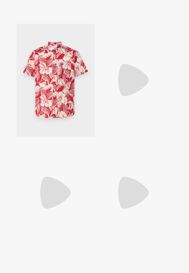 GAP STANDARD - Overhemd - red chino; Beige denim jeans met een recht gesneden ontwerp, voorzien van voorzakken, een metalen knoopsluiting en een subtiele textuur.; Lichtbeige loafers met een spitse neus, glad materiaal, een band over de wreef en een lage bruine zool. Eenvoudig ontwerp met minimale accenten.; Schildpaddenmotief zonnebril met rechthoekige bruine lenzen, brede montuur en subtiele metalen accenten op de tempels. Geprofileerde afwerking op de armen.