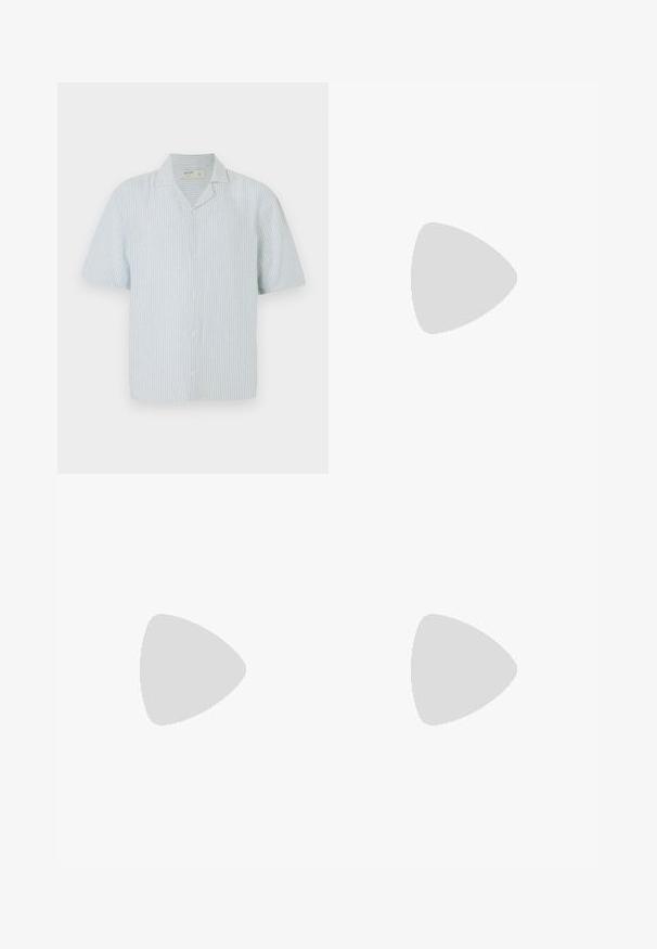 Camicia a maniche corte con bottoni a righe azzurre e bianche. Presenta un colletto classico e una vestibilità comoda in un tessuto leggero.; T-shirt bianco in cotone con maniche corte, scollo rotondo e vestibilità rilassata. Texture liscia senza pattern o dettagli visibili.; Pantaloni bianchi in lino con cintura elastica e cordoncino, design a gamba ampia e cuciture pulite. Texture liscia con vestibilità casual.; Zoccoli beige in suede con piede in sughero, punta rotonda e una semplice fascia con una fibbia dorata. Suola in gomma per una buona aderenza.; Occhiali da sole con montatura in metallo e lenti verdi ovali. Montatura sottile in metallo argento e terminali neri. Design minimalista, senza loghi visibili.
