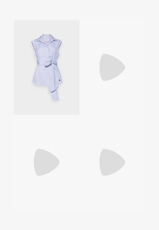 Blauw-wit gestreepte mouwloze blouse met kraag, geknoopte taille en een uitlopende onderzoom. Bevat een klein logo-accent.; Marineblauwe, op maat gemaakte broek met een rechte snit, met een gladde textuur, twee zijzakken en een schone tailleband.; Zwarte leren slingback schoen met een puntige neus, decoratieve banden met metalen oogjes en een lage blokhak. Textuur oppervlak.; Zwarte leren handtas met een gestructureerde vorm, korte dubbele handvatten, hardware in goudkleurige tint en een zijlabelaccessoire. Glad, textuurafwerking.