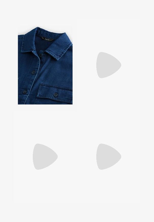 Camisa de mezclilla azul oscuro con cuello clásico, cierre frontal de botones y dos bolsillos en el pecho con botones negros y costuras tonales.; Falda negra, de largo hasta la rodilla, hecha de una tela ligera con un diseño fluido. Presenta una textura suave y pliegues sutiles como detalle adicional.; Zapatillas de ante azul claro con rayas de cuero blanco, suela texturizada marrón y detalle de logotipo dorado. Diseño de perfil bajo con puntera redondeada.; Bolso de charol azul con forma curvada, ribete negro y un detalle de logotipo metálico triangular. Cuenta con una sola correa para el hombro.