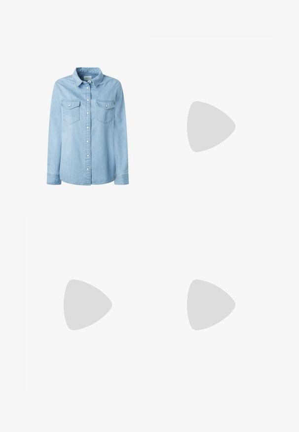 Camicia di jeans blu chiaro con colletto classico, maniche lunghe e due tasche sul petto. Presenta una chiusura con bottoni e dettagli di cucitura robusti.; Pantaloni culotte neri in poliestere con una cintura elastica, due pieghe frontali e una silhouette ampia. Nessun motivo visibile o dettagli in metallo.; Sandali con tacco in vernice nera, con punta squadrata, cinturini alla caviglia e fibbie in argento. Presentano un tacco a blocco spesso per maggiore stabilità.; Borsa tote in pelle nera con texture liscia, forma rettangolare e due manici lunghi. Nessun hardware o decorazione visibile.