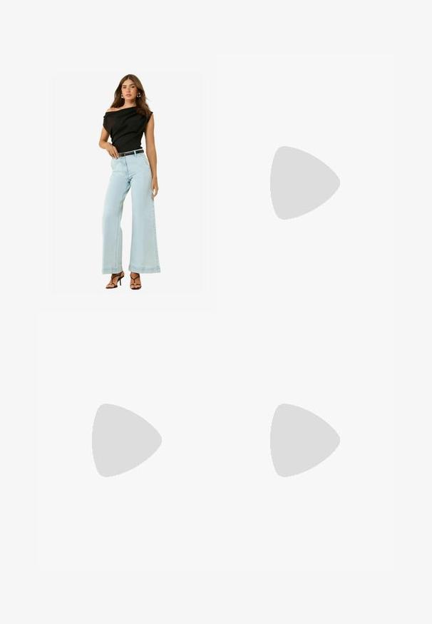 Top nero scoperto sulle spalle, jeans baggy azzurri, e cintura nera. Modella indossa tacchi neri a strappo con una texture liscia.; Pantaloni neri a gamba dritta, con tasche frontali e spacchi laterali all'orlo. Realizzati in tessuto morbido e liscio. Adatti a diverse occasioni.; Bershka Sandali con tacco - black; Borsa in pelle marrone con parte superiore arricciata e tracolla a catena. Texture liscia con finitura lucida e dettagli di cucitura sottili sui lati.