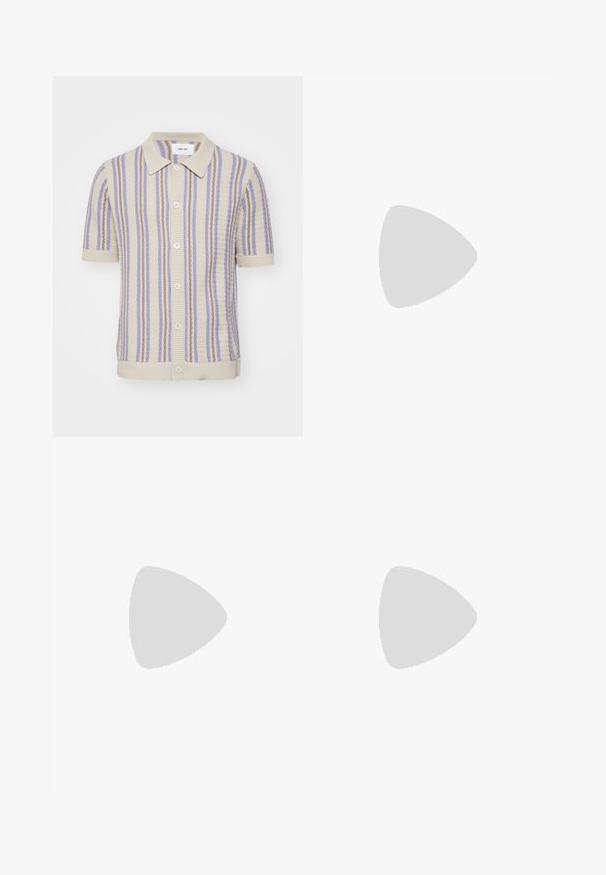 NN.07 JACKIE - Krekls - beige; Balta kokvilnas T-kreklu ar apaļu kaklu, īsām piedurknēm un taisnu apakšmalu. Iekļauta neliela zīmola birka kreisajā sānu vīlē.; NN.07 KAY - Auduma bikses - off white; Baltas ādas sporta apavi ar pelēka zamšādas akcentiem, saistoša dizaina, ar vilkšanas cilpu un teksturētu gumijas zoli, kas raksturojas ar zigzag rakstu.