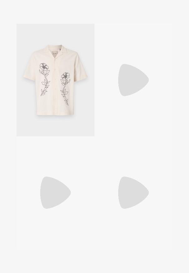 Kortermet, knappet skjorte i lysebeige stoff med svart blomsterbroderi på hver side. Myk tekstur og løs passform.; svart t-skjorte laget av bomull med korte ermer. Har et grønt "ROOTS"-logo på forsiden, rund halsutringning og standard passform.; Lyseblå denim rettslit jeans med klassisk fem-lomme design, med knappstenging foran og beltesløyfer. Glatt tekstur.; Svarte skinnloafers med glatt overflate, med en dekorativ stropp og kontrastbroderi, sammen med beige bukser.