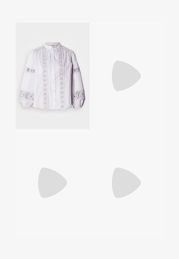 Λευκό μπλουζάκι με ψηλό λαιμό, κούμπωμα με κουμπιά και φουσκωτά μανίκια. Διαθέτει περίπλοκες δαντελένιες πάνες με στρογγυλ�ά σχέδια κατά μήκος του μπροστινού μέρους και των μανικιών.; Ναυτικό μπλε παντελόνια με φαρδιά πόδια από μαλακό ύφασμα, με εμπρόσθιες πτυχώσεις, λεία υφή και ίσια εφαρμογή χωρίς ορατές τσέπες.; Ασημένιες σανδάλες με ψηλό τακούνι και ανοιχτές μύτες, με δύο φαρδιές λωρίδες και στρογγυλό τετράγωνο τακούνι. Λείο υλικό με μεταλλική κα finition.; Ναυτικό καμβά τσάντα ώμου με απαλή, δομημένη μορφή, διαθέτοντας μαύρο λουρί, ραμμένα λεπτομερή στοιχεία και μια μικρή ετικέτα μάρκας.