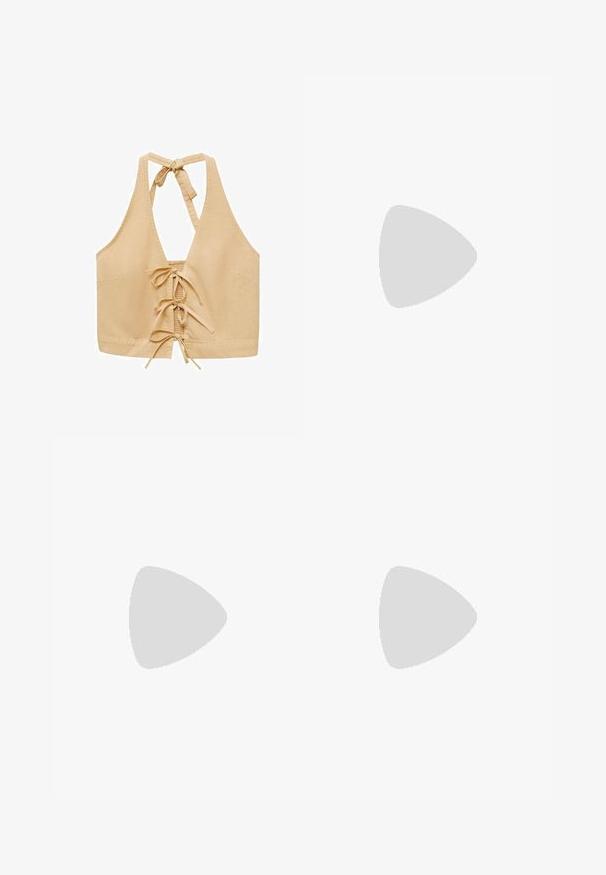 Beige Halter-Crop-Top mit offenem Rücken, ausgestattet mit einer Bindeschließe und Schnürdesign an der Vorderseite, aus weichem Stoff mit glatter Textur.; Hellblaue Jeans im weiten Schnitt mit hoher Taille, Knopf- und Reißverschluss sowie einer Kordelzugdetails an der Taille. Roh geschnittener Saum.; Schwarze Lackleder-Slingback-High Heels mit spitzer Zehenform, ausgeschnittenem Seitendesign und kleinem Blockabsatz. Glatte Textur mit minimalen Akzenten.; Schildpatt-Sonnenbrille mit ovalen Gläsern, brauner Tönung und dünnen gemusterten Seiten. Leichtes Kunststoffmaterial mit dezenten goldenen Akzenten.; Goldfarbene rechteckige Uhr mit silbernem und goldenem Gliederarmband, dunkelgrünem Ziffernblatt, goldenen Stundenmarkierungen und Datumsanzeige auf der Position 6 Uhr.