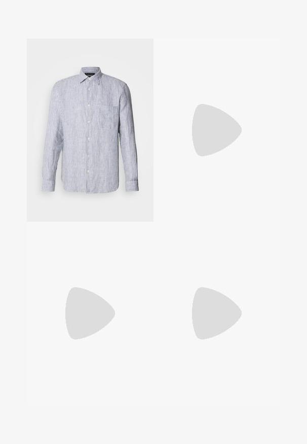 Gestreepte lange mouwen shirt in blauw en wit katoen, met een button-down kraag, een borstzak en een rechte zoom.; Lichtblauwe denim shorts met een losse pasvorm, voorzien van twee achterzakken en zichtbare stiksels. De stof heeft een zachte, gladde textuur.; Suède slipper in lichtgrijs met twee verstelbare gespen, een kurken tussenzool en een gestructureerde rubberen buitenzool.; Zwarte rechthoekige zonnebril met groene lenzen, matte afwerking, subtiele hardwareaccenten en een gegraveerd logo op de slaap.
