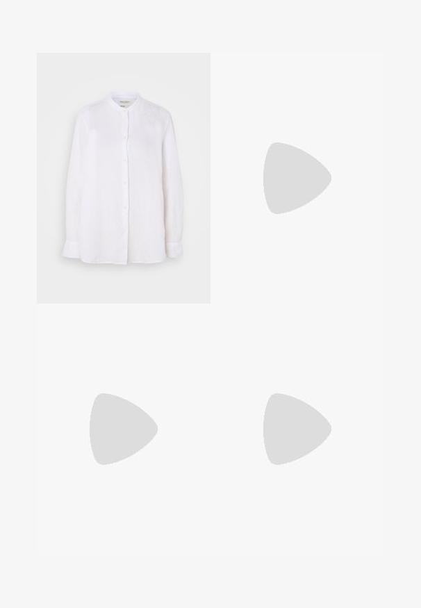 Witte linnen shirt met lange mouwen en een Mandarin kraag, met een knoopsluiting aan de voorkant en kleine ronde knopen. Eenvoudig ontwerp, geen patronen.; Zwarte op maat gemaakte broek met een recht model, voorzien van een soepele textuur en scherpe plooien aan de voorkant. Geen zichtbare hardware.; Zwarte leren slingback hakken met een spitse neus, voorzien van een slanke hak en een goudkleurige accent op de verstelbare band. Gladde textuur.; Zwarte leren handtas met een gestructureerd ontwerp, featuring een verkorte vorm, bovenhandvat en gouden hardwareaccent. Inclusief verstelbare schouderband.