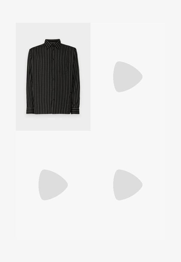 Chemise noire à rayures verticales blanches, avec un design à col, des manches longues, une poche poitrine et une fermeture à boutons. Le tissu semble lisse et léger.; Pantalons beiges taille haute avec une coupe droite, présentant un devant plat, des poches latérales et un tissu lisse au toucher.; Mocassin en cuir noir avec une finition lisse, présentant un design cousu et une accent décoratif en chaîne métallique sur le rand. Talon plat.; Lunettes de soleil noires de forme rectangulaire, verres foncés, accents argentés aux tempes et finition mate sur la monture.