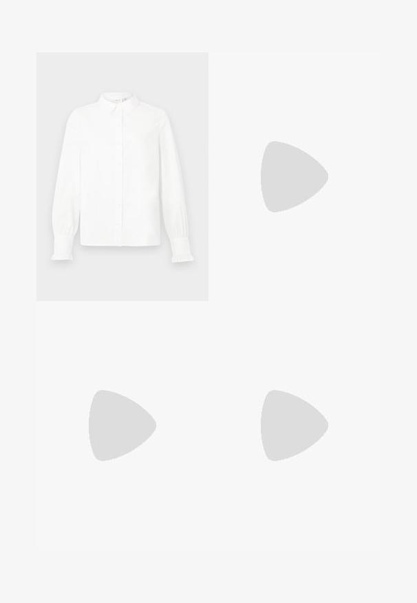 Camisa branca de botão de mangas compridas com colarinho e punhos franzidos, exposta contra um fundo cinza claro.; Jeans de perna larga em denim azul escuro. Apresenta costura em contraste, cinco bolsos e um fecho de botão na cintura. Textura lisa.; Vagabond JOLIN - Sabrinas - black; Bolsa de mão retangular branca, feita de material brilhante, com uma alça em corrente prateada. Modelo posa, exibindo a bolsa contra um fundo simples.