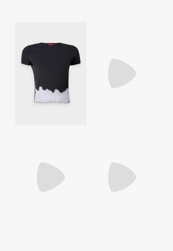 Schwarzes kurzärmeliges T-Shirt mit einem gezackten weißen Saum, das eine glatte Textur aufweist. Der Ausschnitt ist rund und der Stoff scheint leicht zu sein.; Helle blaue Jeanshose mit weitem Bein und Falten an der Vorderseite. Sie verfügt über einen Reißverschluss und einen Knopfverschluss, kontrastierende Nähte und ein klassisches Design.; Weiße High-Heel-Sandale mit einem strukturierten Riemen, der mit Strasssteinen verziert ist, offener Zehenbereich und Knöchelriemen mit verstellbarer Schnalle.; Schwarze Pailletten-Mini-Handtasche mit einem geknoteten, strukturierten Tragegurt und einer silbernen Kette. Abgerundete Form mit gerafftem oberen Teil und reflektierenden Details.