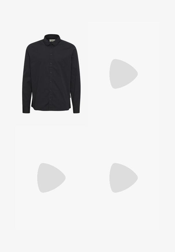 Fekete, hosszú ujjú, pamut ing gombos gallérral, elülső gombos záródással és egy kis oldalsó címkével. Simító textúra.; Világoskék farmernadrág magas derekú, egyenes szárú kialakítással és elülső zsebekkel. Rézszínű hardver és diszkrét koptatás jellemzi.; Fekete bőr lófarok cipő, bojttal, sárga varrással a talp mentén, és vastag, bordás gumitalppal.; Fekete, fényes felületű, téglalap alakú napszemüveg sötét lencsékkel, arany színű fémrészekkel a szárakon, amelyeken a logo található.