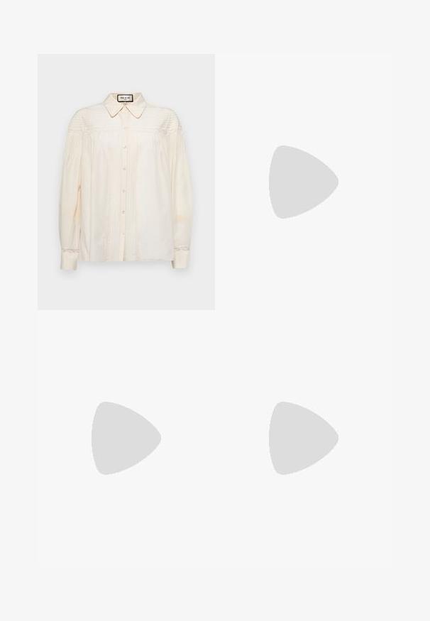 Camicia bianca con bottoni e colletto, caratterizzata da pieghe verticali e dettagli in pizzo su spalle e polsini. Tessuto morbido con maniche lunghe.; Jeans in denim blu a gamba larga con vita alta, dotati di chiusura a bottone, passanti per cintura e dettagli di cucitura sottili lungo le tasche e i orli.; Sandali neri in pelle con dettagli in oro, caratterizzati da più cinghie e una suola piatta per un design open-toe.; Borsa a secchiello in pelle nera con finitura testurizzata, dettagli in metallo dorato e apertura superiore. Presenta una maniglia corta e una tracolla regolabile.