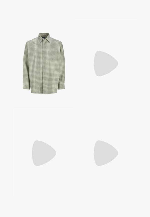 Groen en wit geruite button-up overhemd met lange mouwen, een voorknop en een zachte stoftextuur. Klassieke kraag en knoopsluiting.; Witte katoenen t-shirt met korte mouwen, ronde hals, relaxte pasvorm en zonder zichtbare logo's of patronen. Gladde textuur en minimalistisch ontwerp.; Zwarte joggingsbroeken van zachte stof, met een elastische tailleband met trekkoord, geribbelde boorden en een klein logo op de linker dij.; Witte leren sneakers met perforaties, ronde neus, vlakke zool en dikke veters, met een zichtbare swoosh-logo en "AIR" op de hiel.