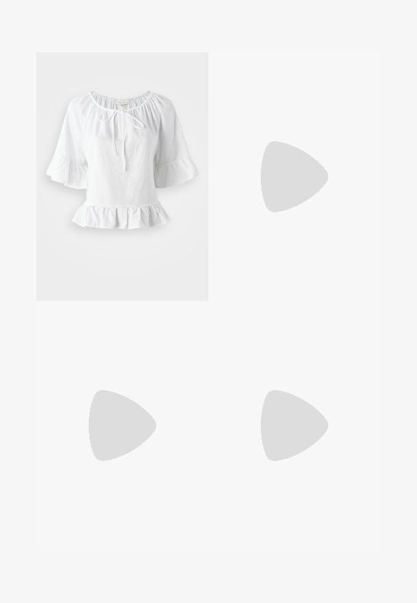 Weißes Kurzarmblusenshirt mit Rüschensaum und elastischem Halsausschnitt, mit einer Bindeschnürung vorne. Aus leichtem Stoff gefertigt.; Weite Jeans in dunkelblauem Denim. Merkmale sind kontrastierende Nähte, fünf Taschen und ein Knopfverschluss an der Taille. Glatte Textur.; Schwarze flache Schuhe mit einem kleinen Schleifendetail an der Zehe, kombiniert mit dunkelbraunen gerippten Strumpfhosen. Die Schuhe haben eine glatte Textur und ein niedriges Profil.; Weiße rechteckige Clutch aus glänzendem Material mit einem silbernen Kettenriemen. Das Model posiert und präsentiert die Tasche vor einem schlichten Hintergrund.