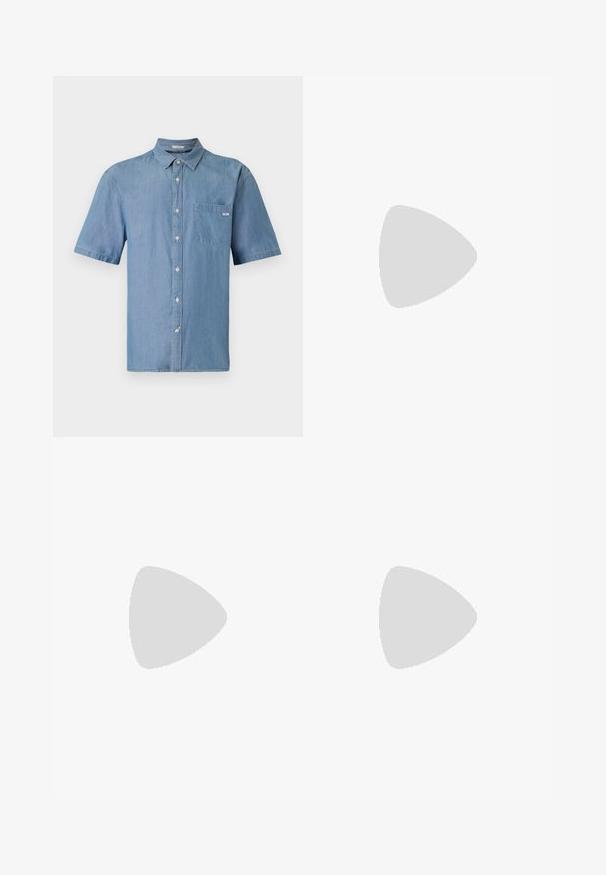 Camicia a maniche corte di jeans azzurri. Presenta una singola tasca sul petto e un colletto classico. Tessuto morbido con una vestibilità casual.; Polo shirt nero a maniche corte con un motivo astratto testurizzato. Il colletto è piatto e leggermente aperto, migliorando il design rilassato.; Shorts in denim azzurro chiaro con taglio classico. Presentano cinque tasche, dettagli di cucitura arancione e orli a taglio vivo.; Mocassini in pelle nera con finitura liscia, punta arrotondata e cuciture decorative sulla tomaia. Tacco basso impilato e leggero lucido.